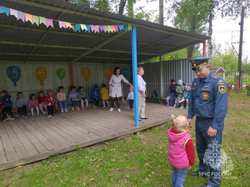 В детском саду "Белочка" и в Ивановском колледже управления и права сотрудники МЧС провели учебные эвакуации