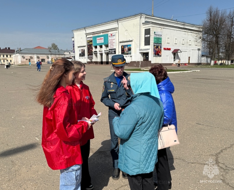 Сотрудники МЧС совместно с управлением по делам ГОЧС и волонтерами провели профилактическую работу с населением города Шуя