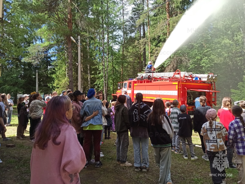 В ДОЛ «Объединенное королевство Иваново» сотрудники МЧС провели «День пожарной безопасности»