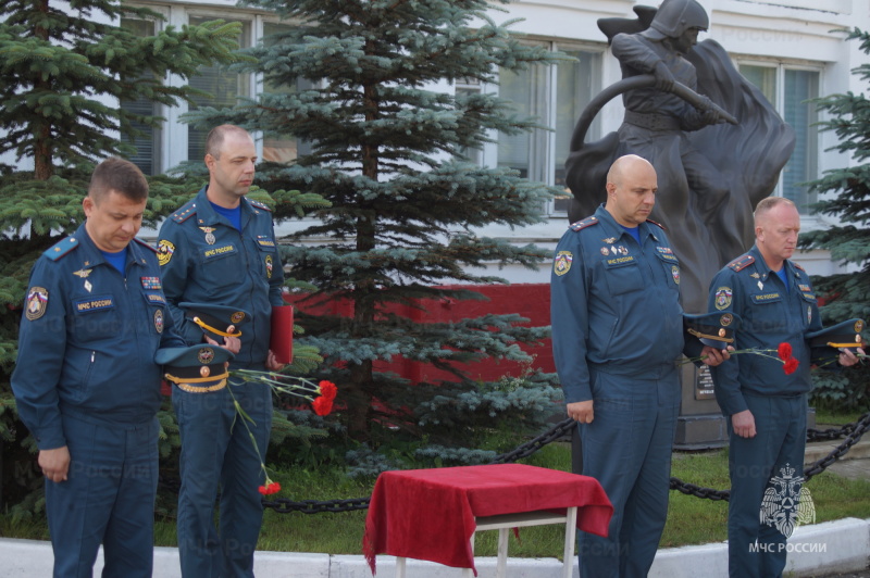 Сотрудники МЧС почтили память погибшего товарища - Александра Лукашина