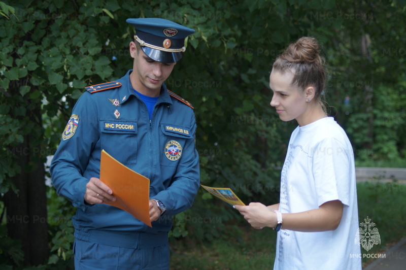 В период особого противопожарного режима сотрудники МЧС проводят профилактическую работу с населением