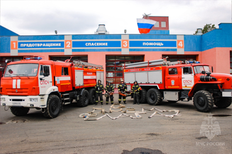 В честь Дня флага РФ ивановские пожарные подняли в небо триколор