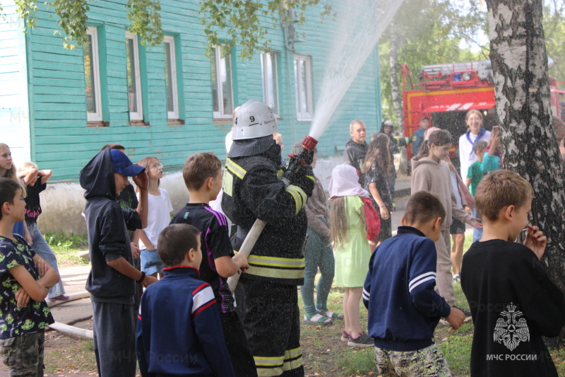 В Плесе сотрудники МЧС устроили для детей праздник