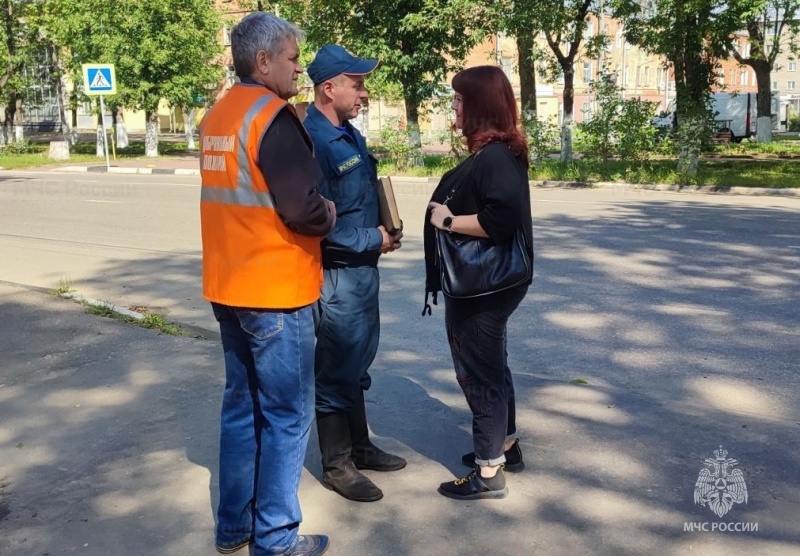 Работники Фурмановского пожарно-спасательного гарнизона и добровольные пожарные провели профилактические беседы с населением