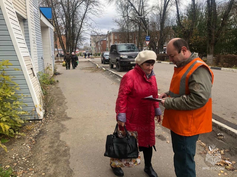 Сотрудники МЧС совместно с добровольцами проводят профилактические рейды