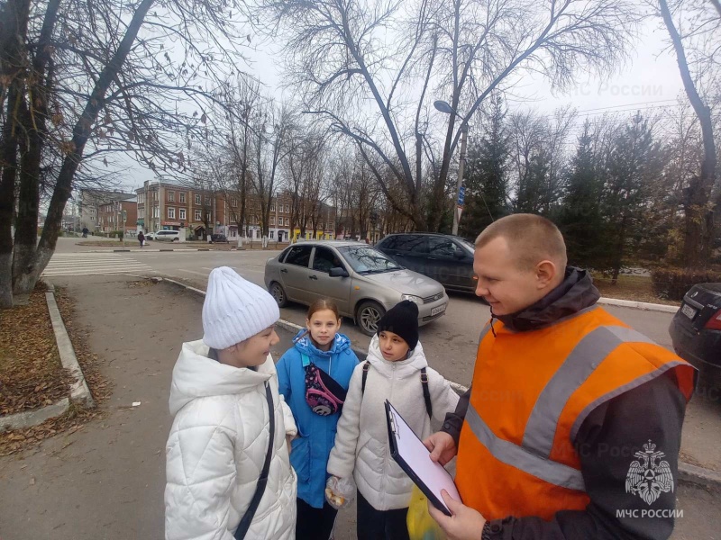 Сотрудники МЧС совместно с добровольцами проводят профилактические рейды