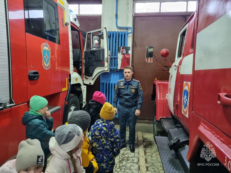 Сотрудники МЧС провели экскурсию для школьников в пожарно-спасательной части