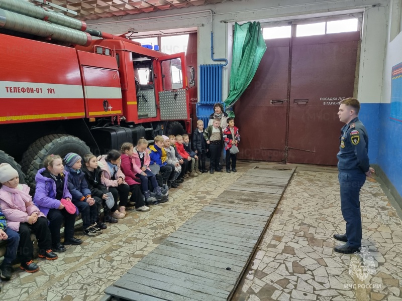 Сотрудники МЧС провели экскурсию для школьников в пожарно-спасательной части