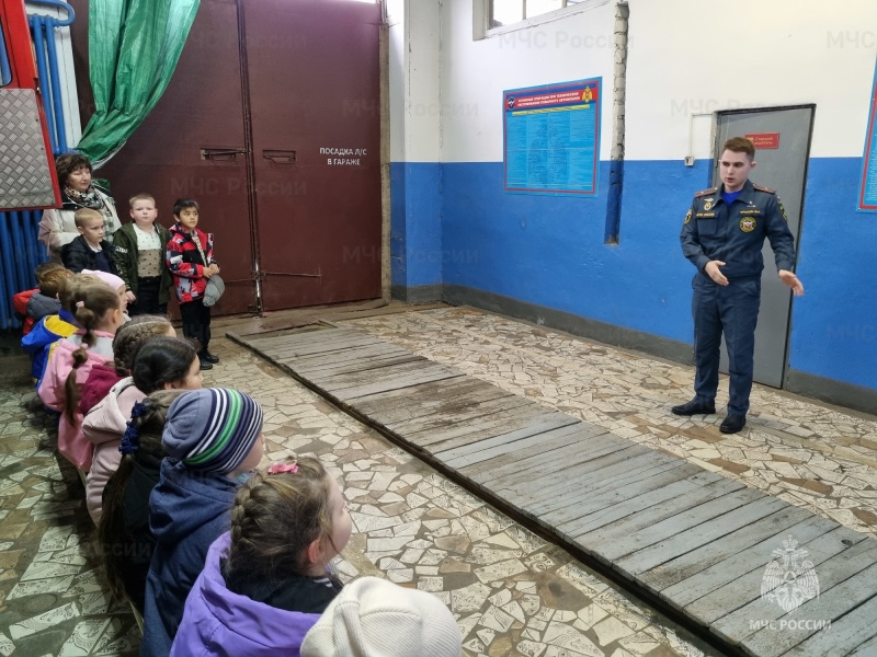 Сотрудники МЧС провели экскурсию для школьников в пожарно-спасательной части