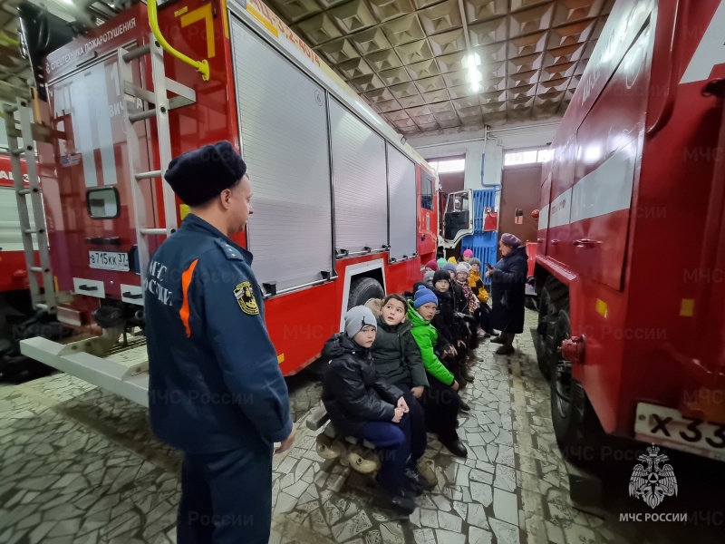 Сотрудники МЧС провели экскурсию для школьников в пожарно-спасательной части