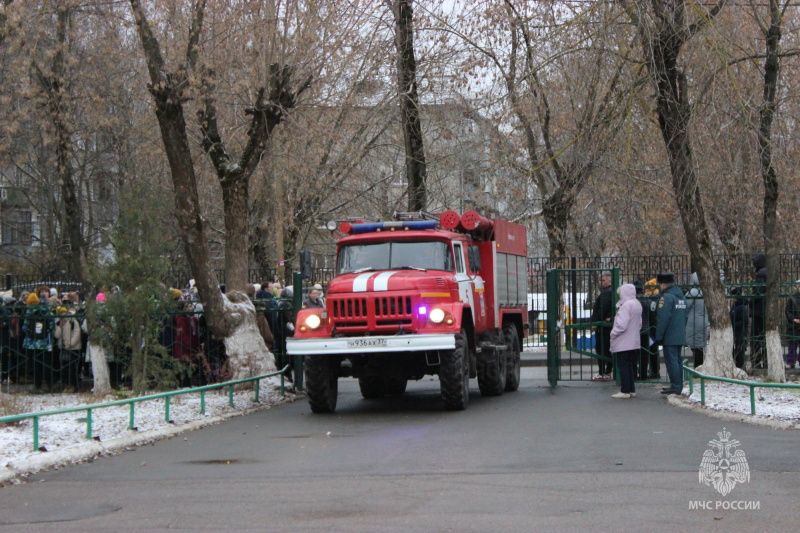 Огнеборцы эвакуировали школьников и пригнали технику