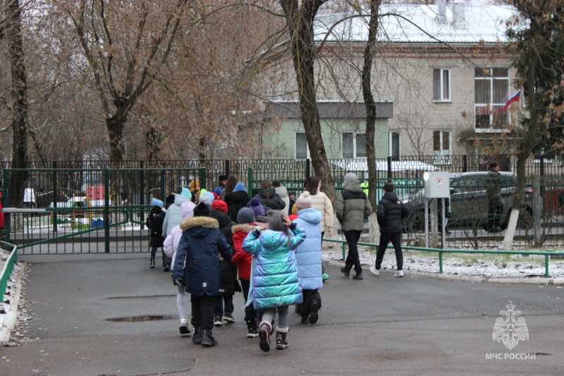 Огнеборцы эвакуировали школьников и пригнали технику