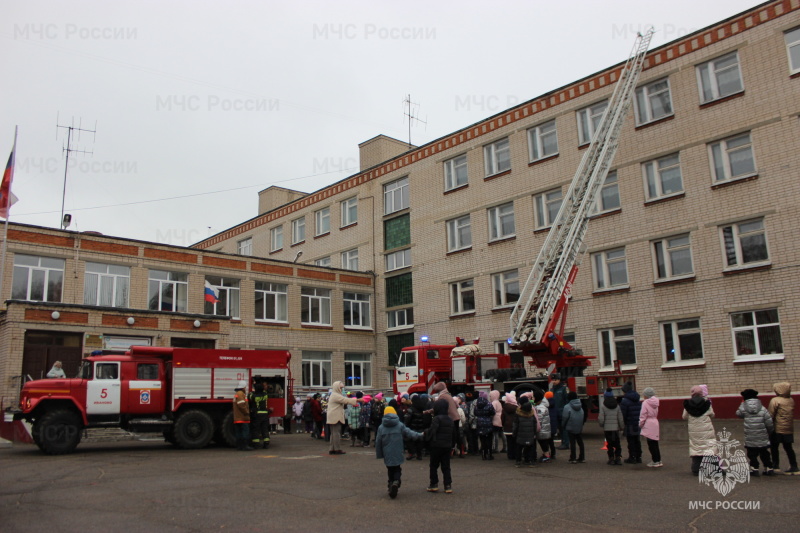 Огнеборцы эвакуировали школьников и пригнали технику