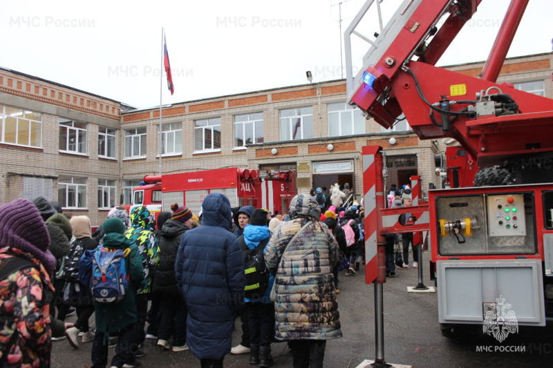 Огнеборцы эвакуировали школьников и пригнали технику