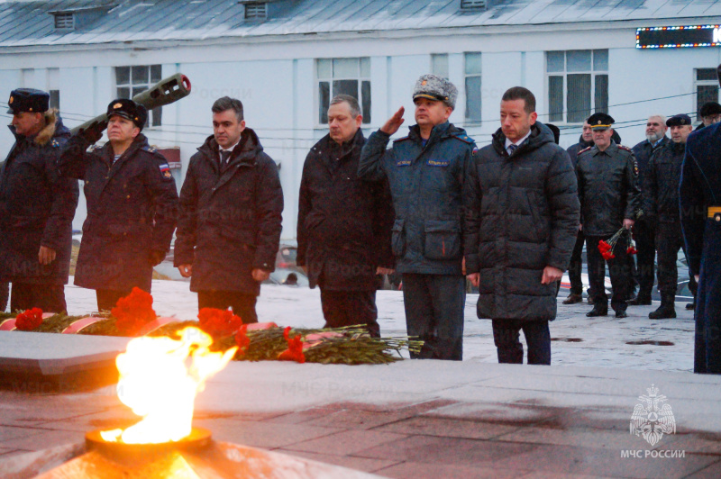 Начальник Главного управления МЧС возложил цветы к могиле Неизвестного солдата