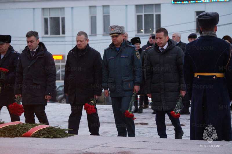 Начальник Главного управления МЧС возложил цветы к могиле Неизвестного солдата